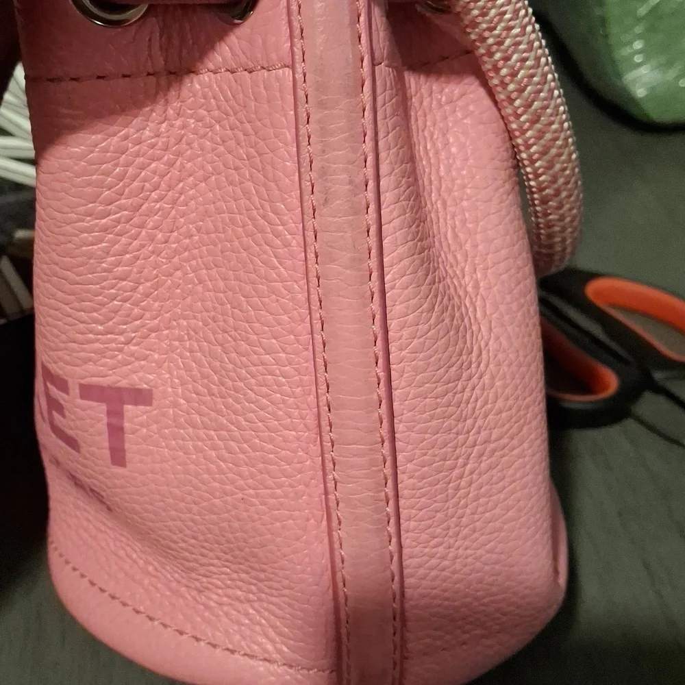 Marc Jacobs The Bucket Pink Mini Bag Is Missing The Shoulder Strap - Picture 7 of 11